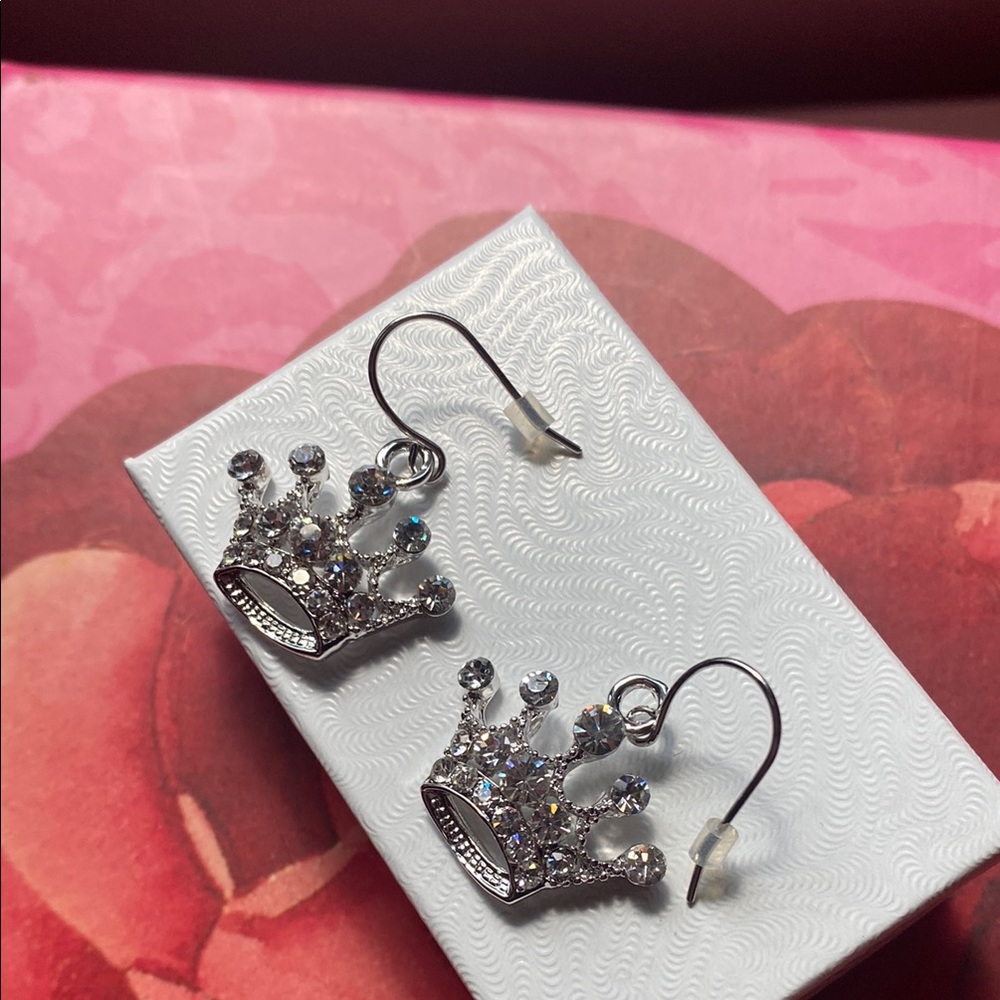 Elegant Silver-tone Crown Earrings! NEW. - Picture 5 of 5